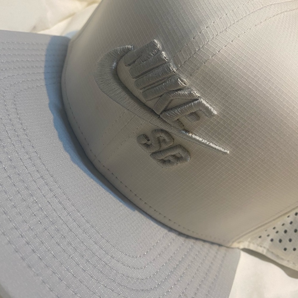 Nike SB  White SnapBack hat Large